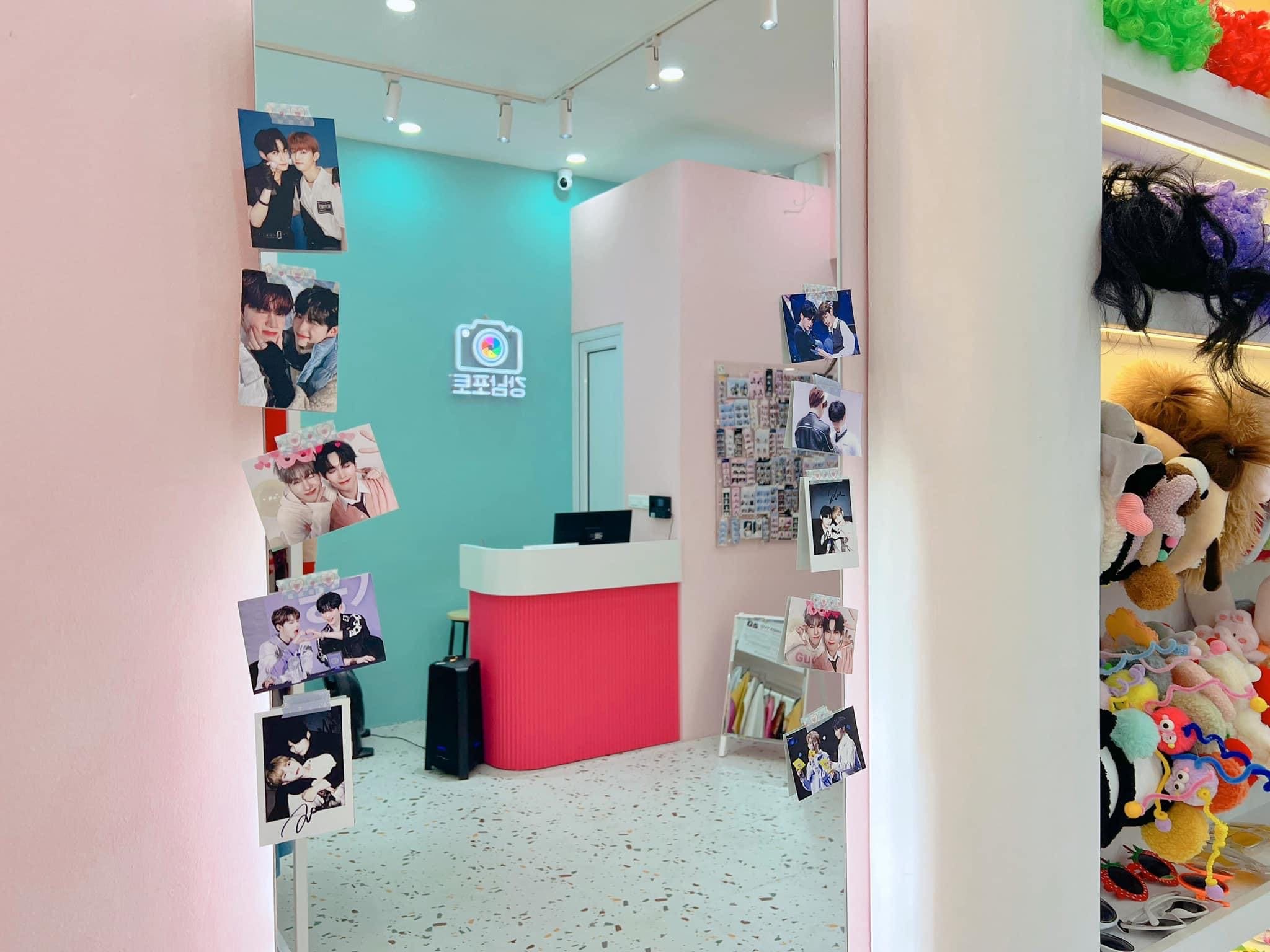 Không gian photobooth đa dạng màu sắc tại Kangnam Photo, với các nền xanh biển, xám, hồng giúp bạn dễ dàng lựa chọn theo sở thích